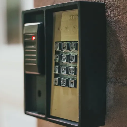 Teclado de seguridad con piloto rojo montado en la pared