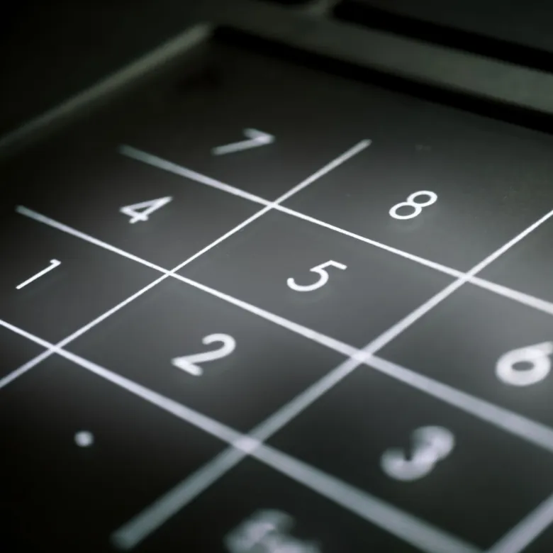 Primer plano de un teclado numérico negro de un panel de control
