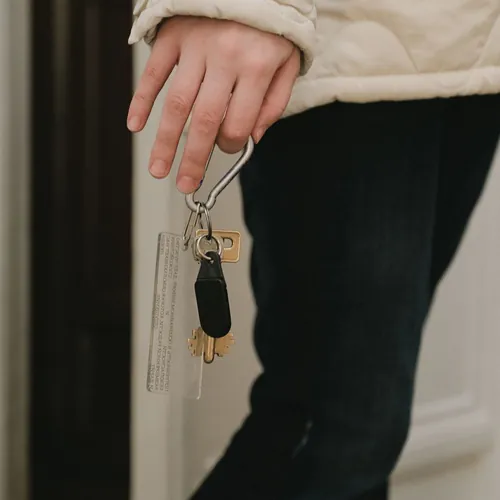 Persona saliendo de casa con las llaves en la mano