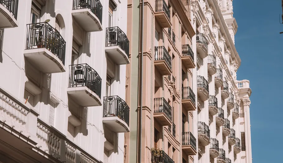 Fachada de un edificio de pisos con balcones de hierro