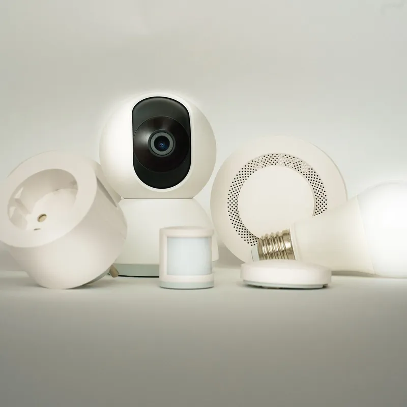Cámara de interior, detector de movimiento y otros dispositivos blancos de seguridad para casa