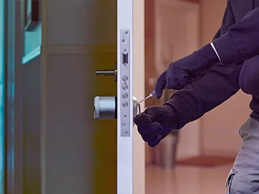 Detector de Securitas Direct captando a un ladrón que fuerza la puerta