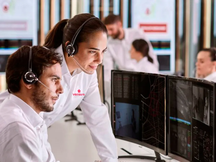 Operadores de la Central Receptora de Alarmas de Securitas Direct verificando una intrusión