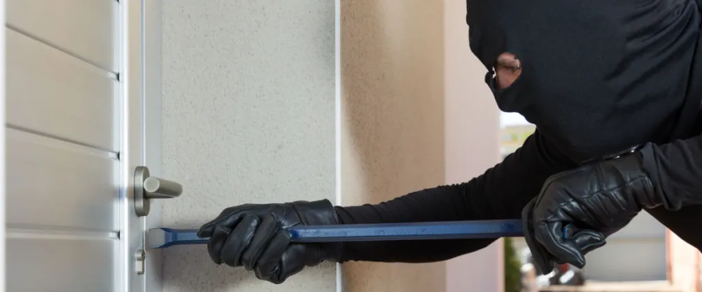 Ladrón intentando entrar en una vivienda