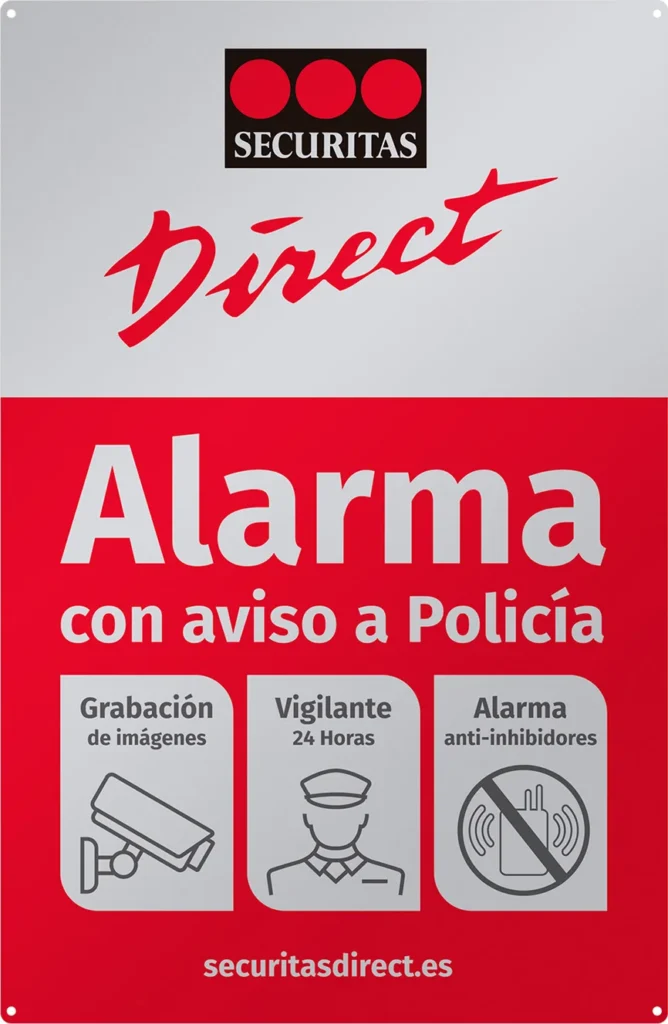 Placa disuasoria de alarma colocada en la fachada de una vivienda